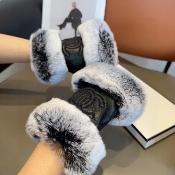 Chanel Short Rabbit Fur Mittens - Picture 1 of 8